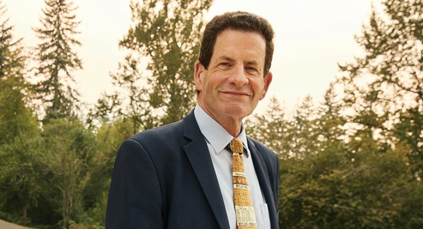 Investing in Luxury Goods Stocks: Billionaire Ken Fisher's Recommendations and Top Analyst-Favored Companies