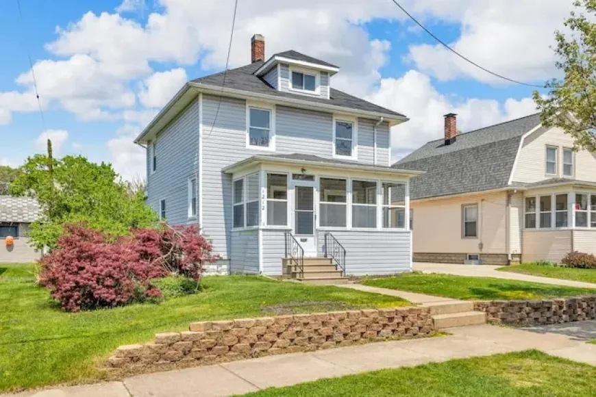 Home Sellers Set High Prices, But Buyers Are Holding Back in 2025 Housing Market